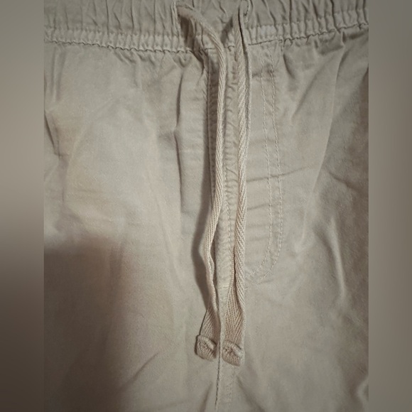 Gloria Vanderbilt Tan Cargo Shorts with Adjustable Waistband - Picture 3 of 6